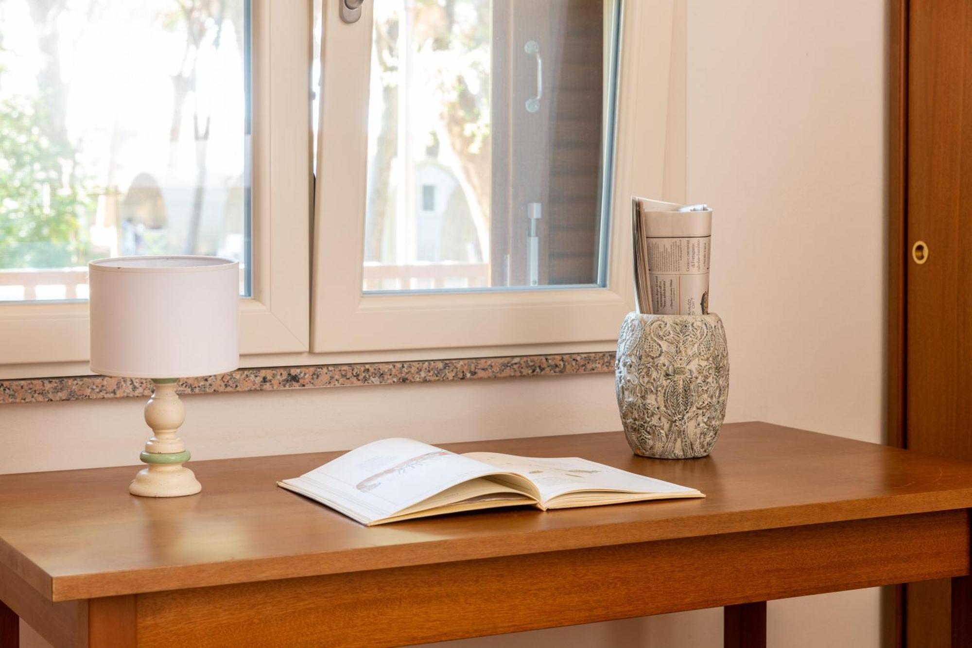 Gitavillage Argentario Albinia Exterior foto A table with a lamp and a book