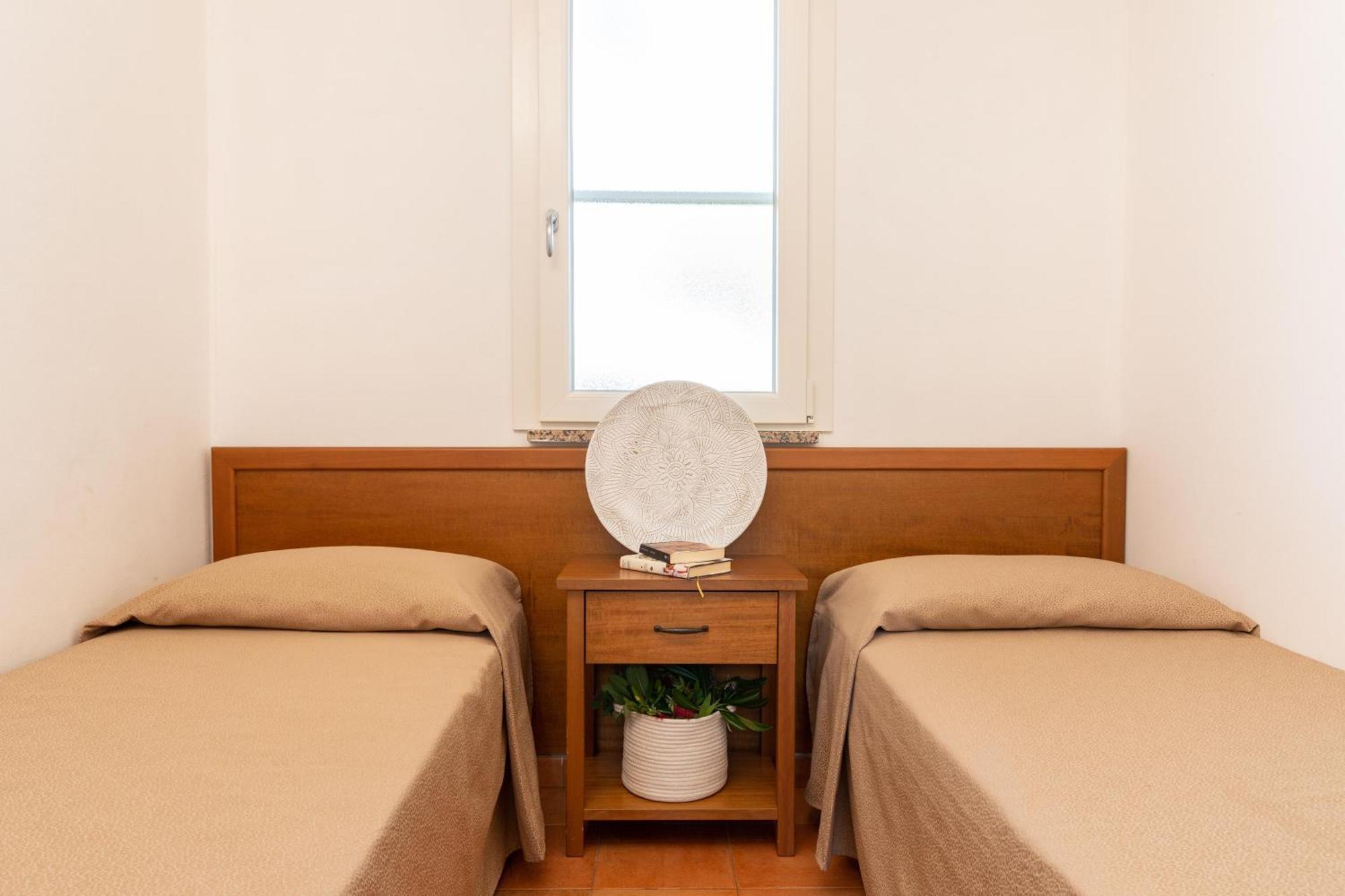 Gitavillage Argentario Albinia Exterior foto A bedroom with two single beds