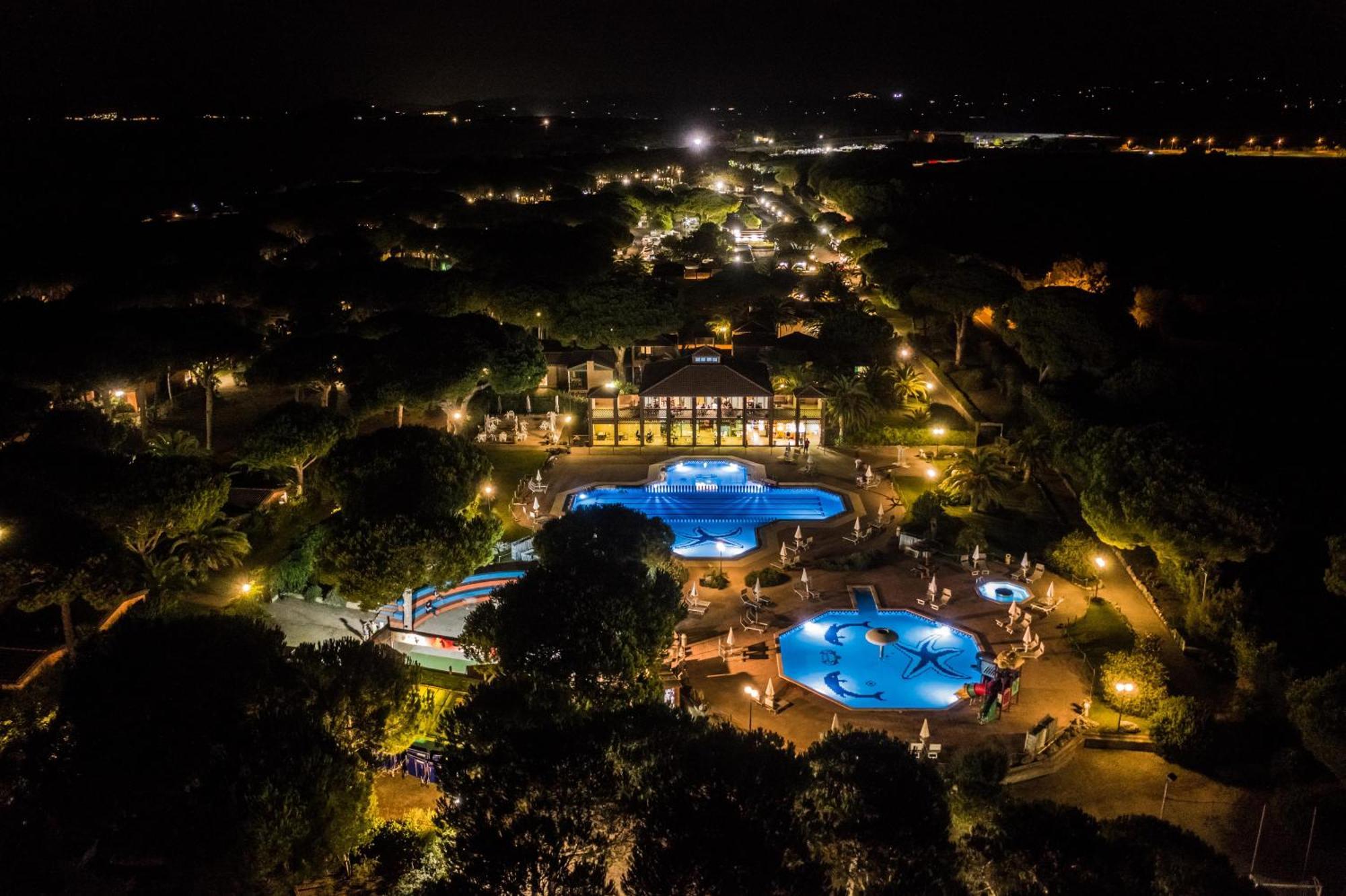 Gitavillage Argentario Albinia Exterior foto Aerial view of the resort at night