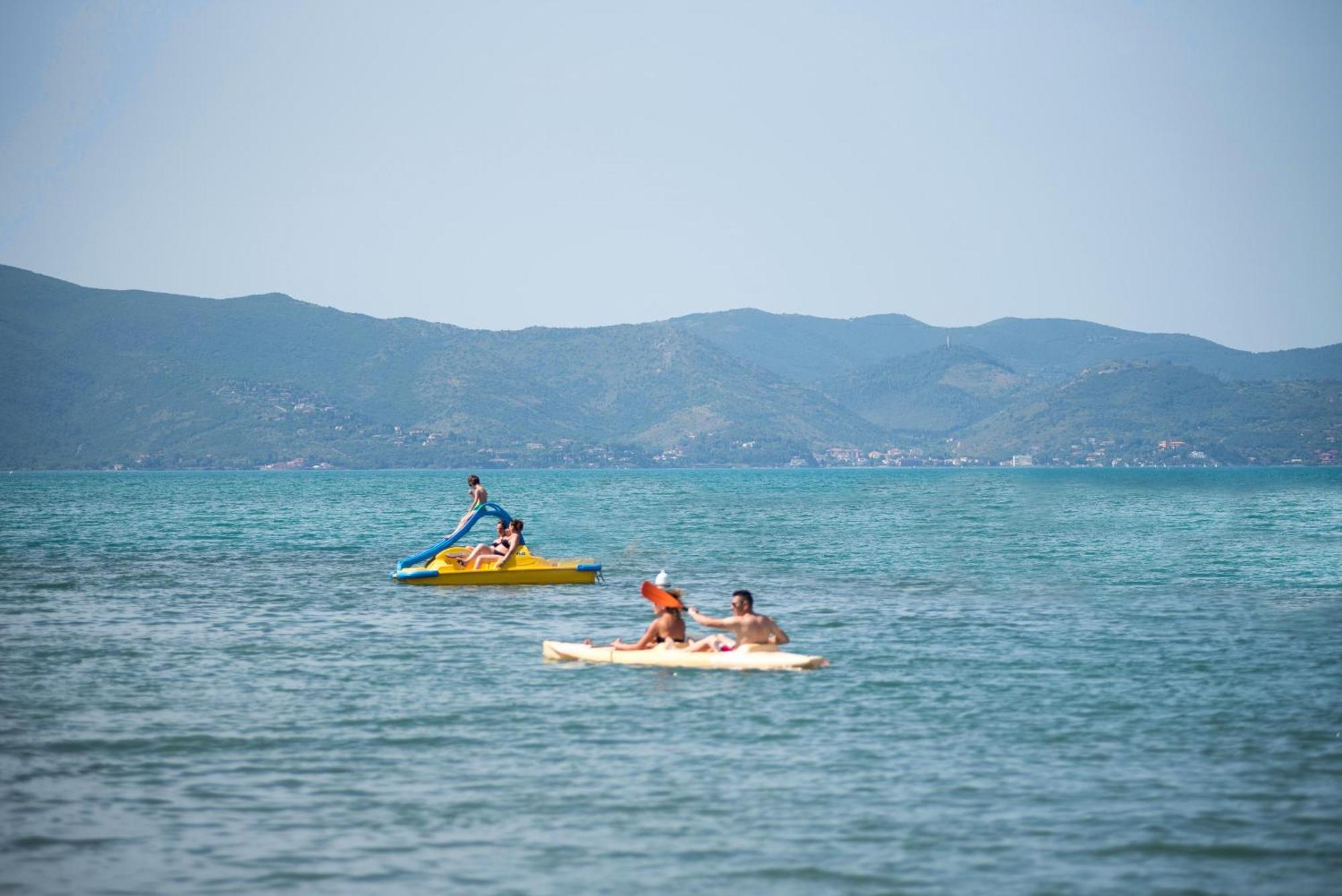 Gitavillage Argentario Albinia Exterior foto Tourists on the lake