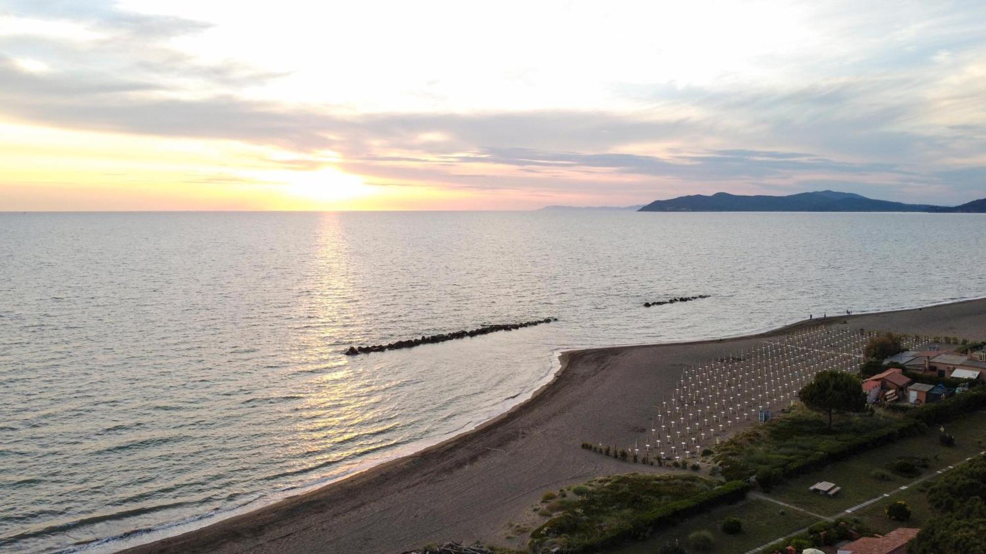 Gitavillage Argentario Albinia Exterior foto Sunset at the beach of Varano, Italy
